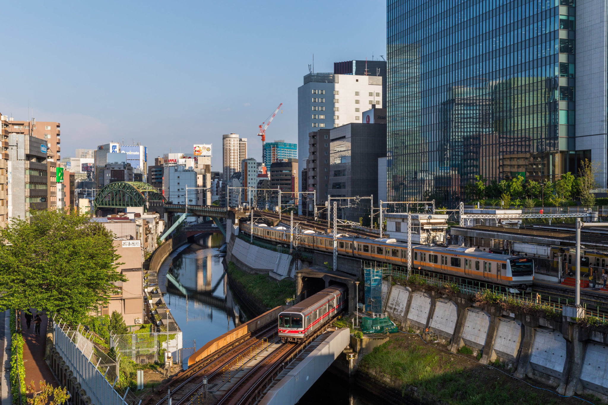 Por que as ferrovias privadas de Tóquio funcionam tão bem?